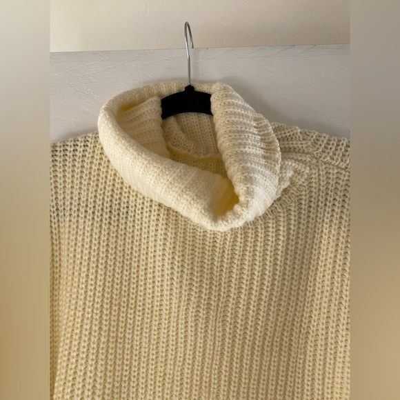 Minimalism Turtleneck Short Sweater Dress
Color: Beige
Size: L - Picture 3 of 4